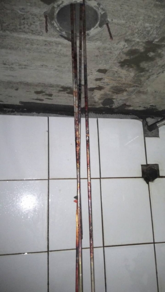 專業人員進入水塔內部進行年度設備檢查