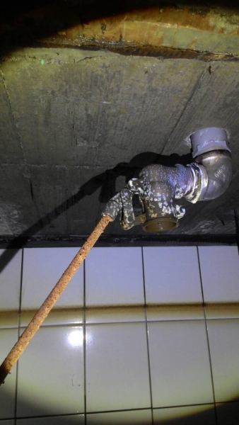 社區年度水塔清洗，工作人員進入蓄水池內檢查與記錄設備狀況，確保供水安全