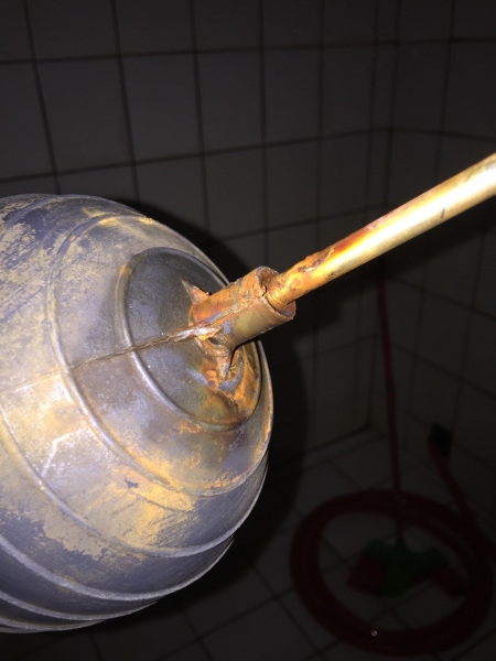 清洗水塔時檢查浮球閥與金屬管線鏽蝕情形