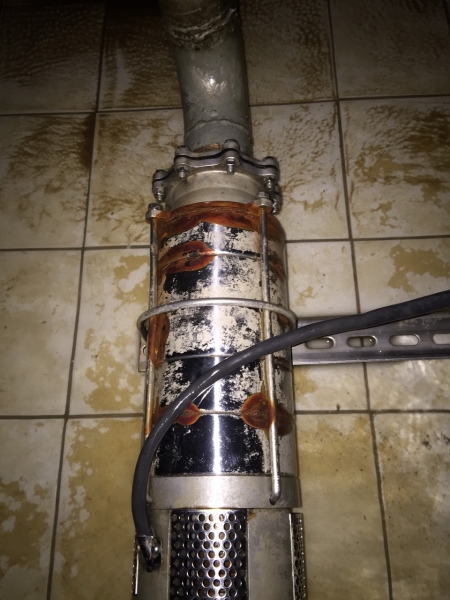 蓄水池內部設備檢查，拍照留下維護紀錄