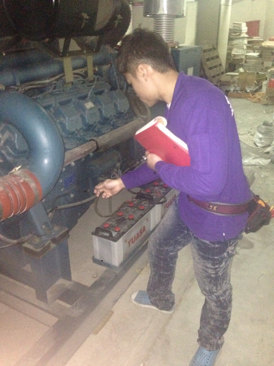 工程師巡檢柴油發電機組，檢查設備運作及電池狀況