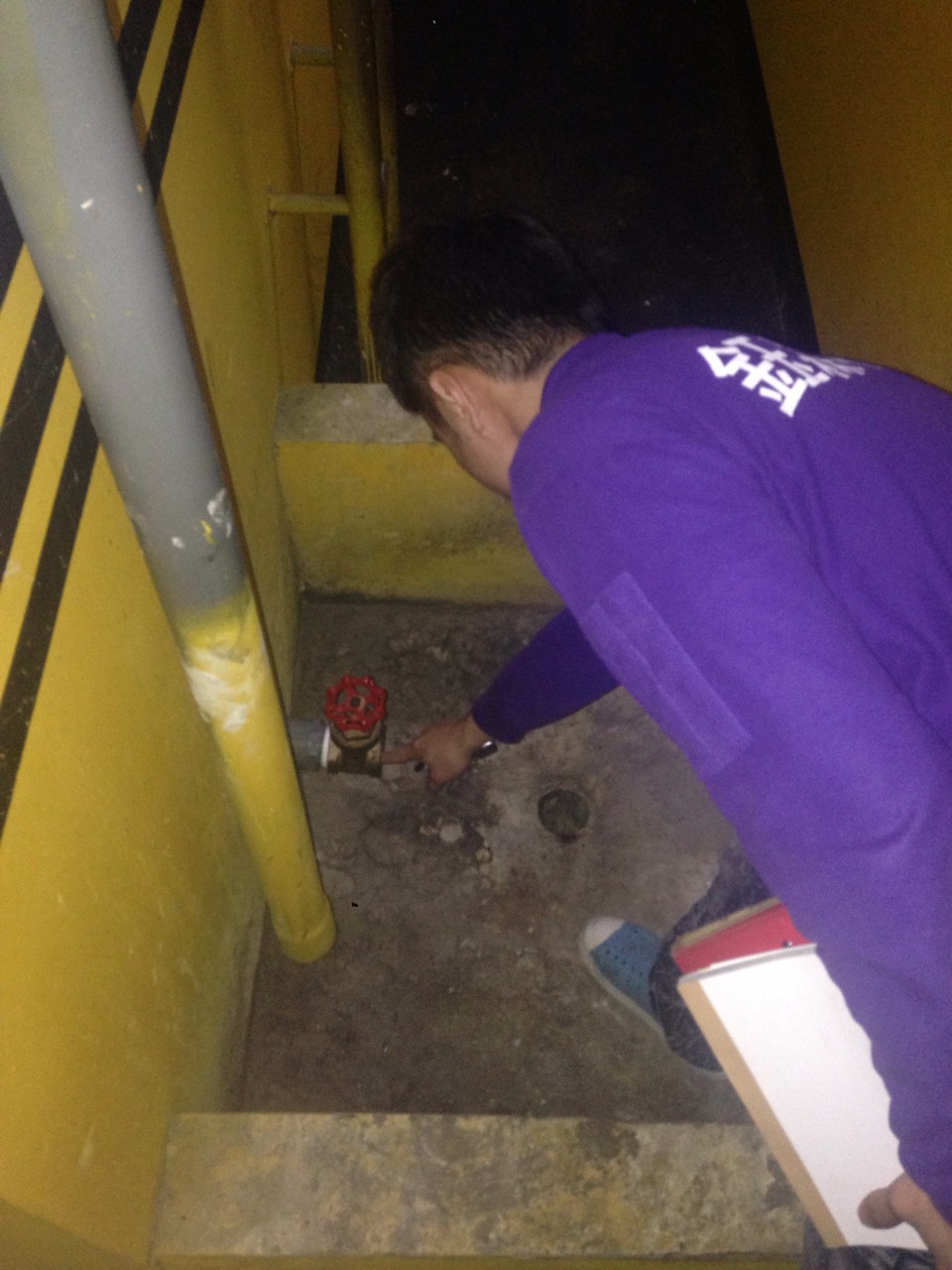 工程師巡檢消防水閥，確認設備可正常操作