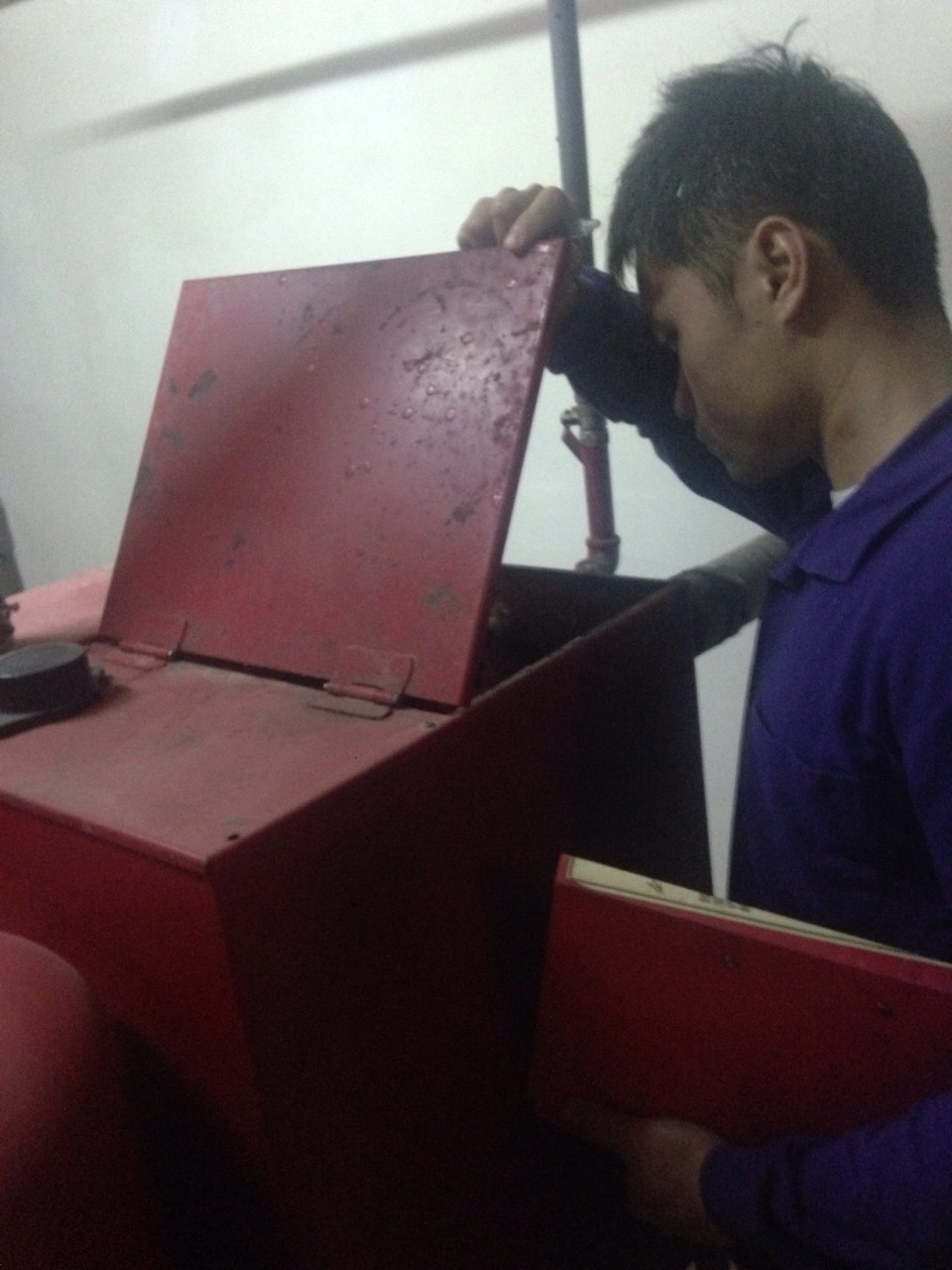 工程師檢查消防設備箱