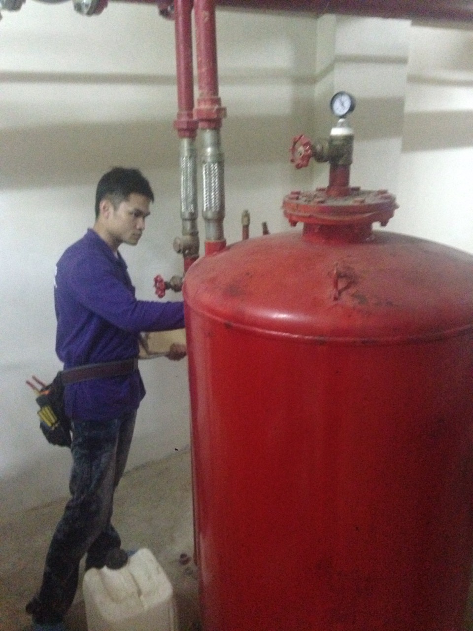 工程人員檢查消防壓力水箱，維護消防供水設備