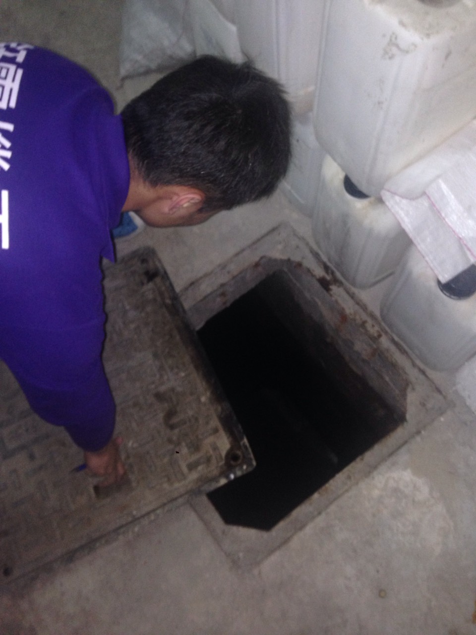 工程師打開地下管道檢查孔，檢視消防設備隱藏設施