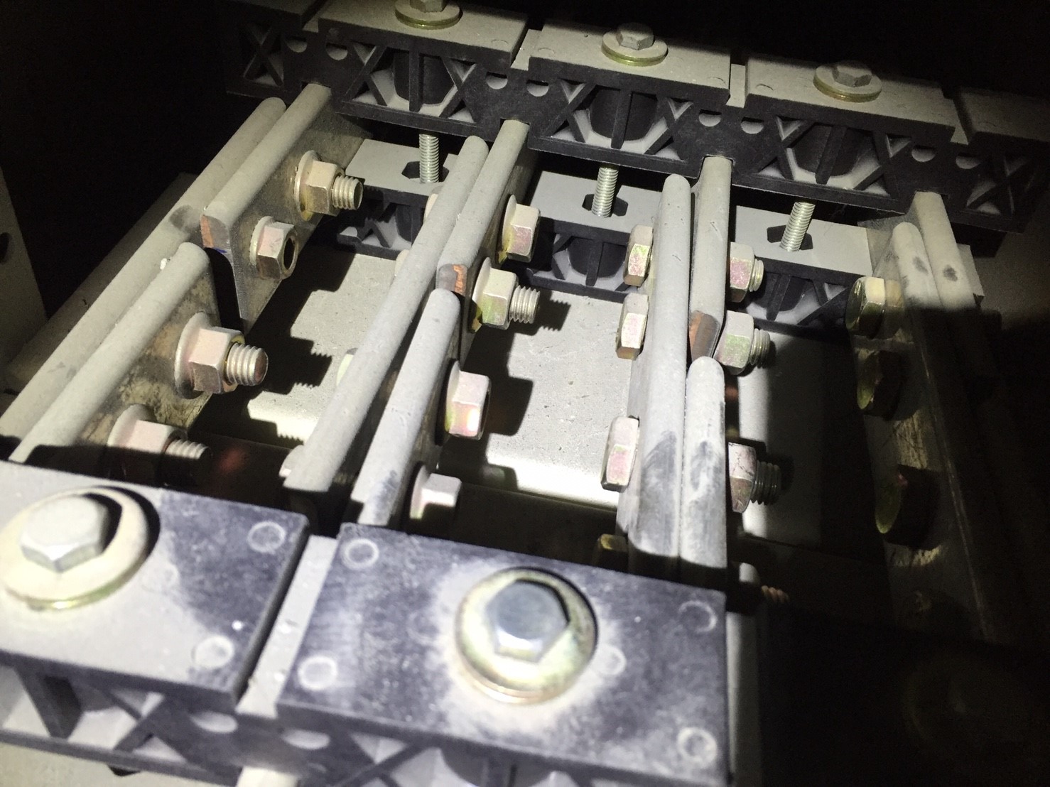 高壓配電盤內部母線排結構細部特寫