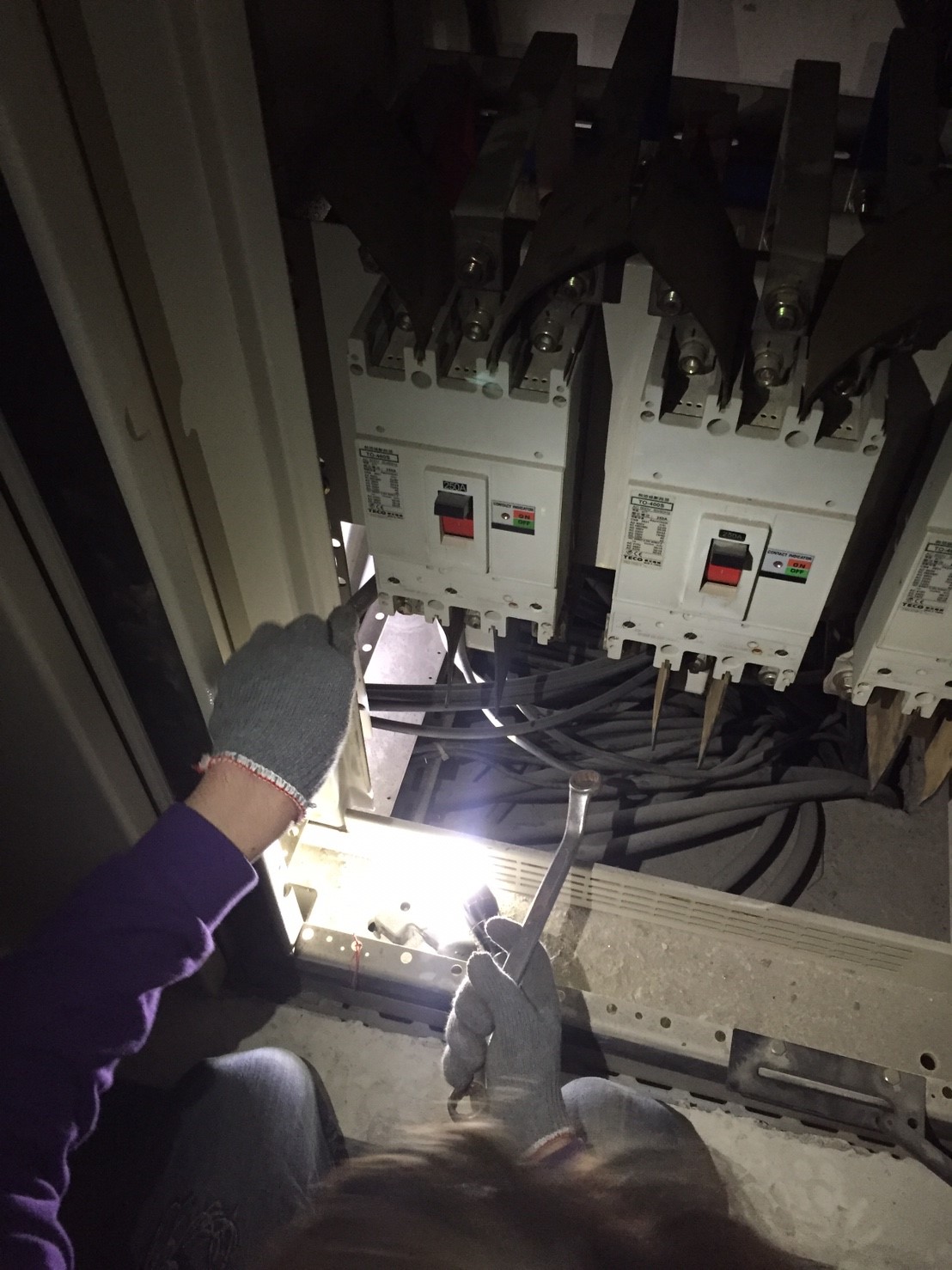 工程師使用工具維修高壓斷路器，執行例行保養