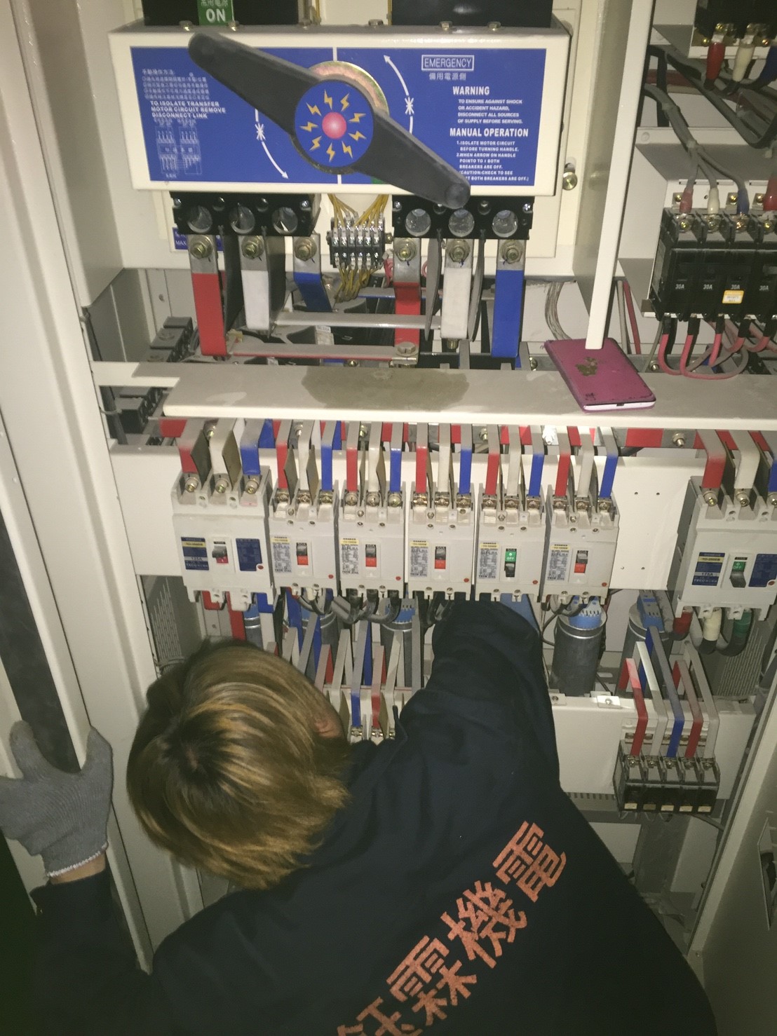 技師維修主配電盤，檢查主切換開關與迴路安全