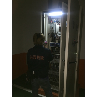 鈺霖機電工程師進行電力配電盤熱顯像檢測，確保電氣設備安全