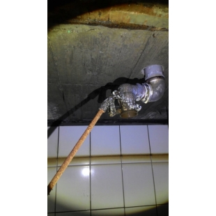 社區年度水塔清洗，工作人員進入蓄水池內檢查與記錄設備狀況，確保供水安全